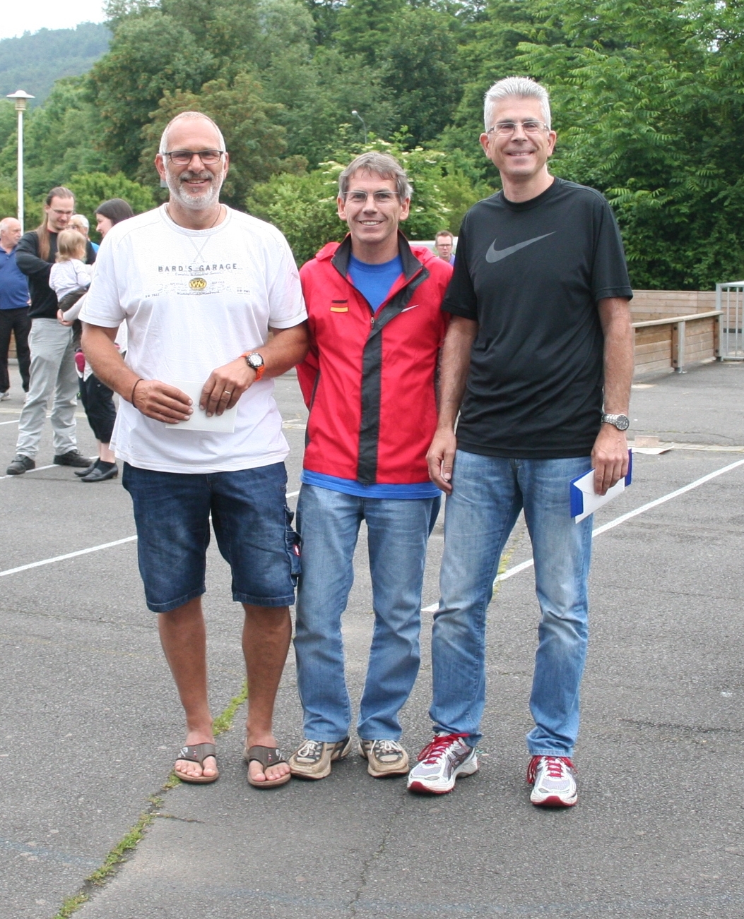 Uwe Krombholz (links) und Gerd Hoffmann (rechts) werden von Jürgen Paul aus dem Vorstand der Leichtathletik-Abteilung verabschiedet.