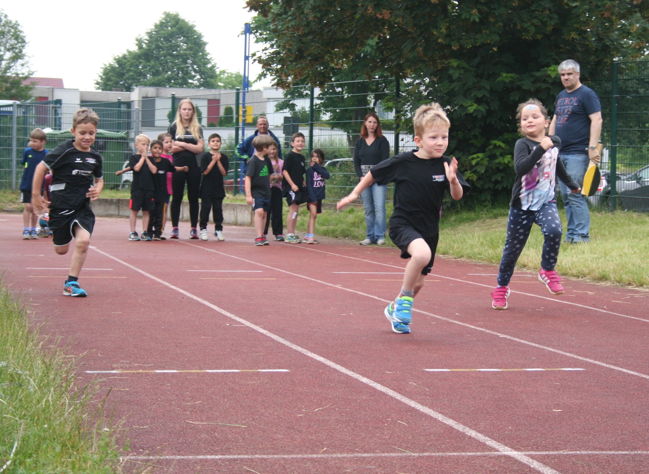 Nicklas Glenz (vorne) vor Finn-Luca Steinhilber (links) beim KiLa-Sportfest 2016 in Höchst