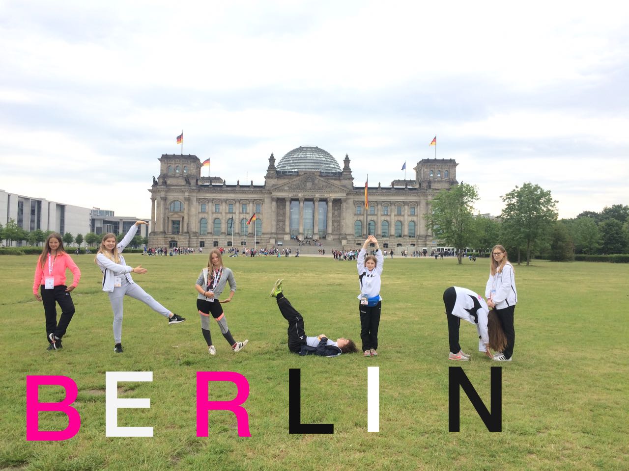 Die Jumping-Gums vor dem Berliner Reichstag