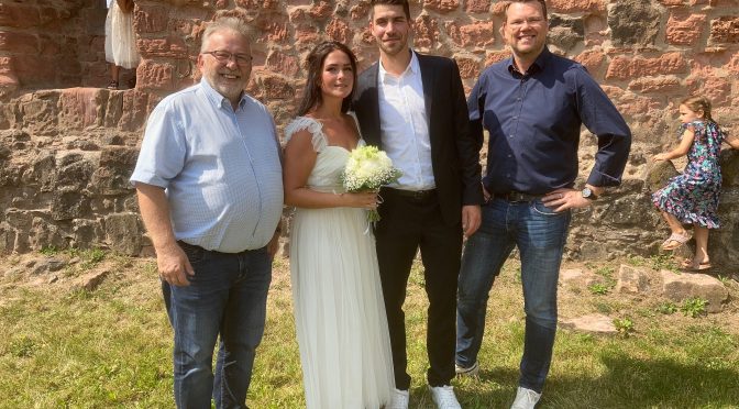 TSV gratuliert Patrick Franziska zur Hochzeit