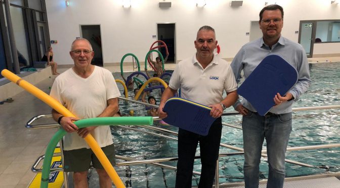 Sanitätshaus Lock stattet Schwimmabteilung mit Poolnudeln und Schwimmbrettern aus